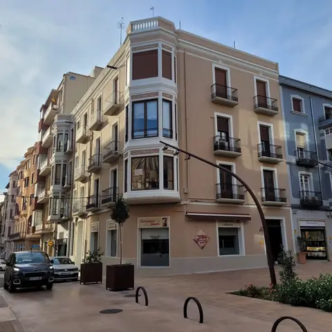 Edificio de viviendas en esquina con la fachada rehabilitada y pintada
