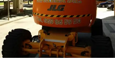 Plataforma elevadora con el nombre y el teléfono de Pinturas Malex