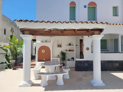 Porche y terraza de una vivienda pintados en blanco