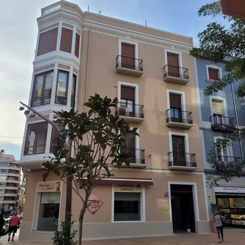 Después: fachada de un edificio de viviendas en esquina con miradores