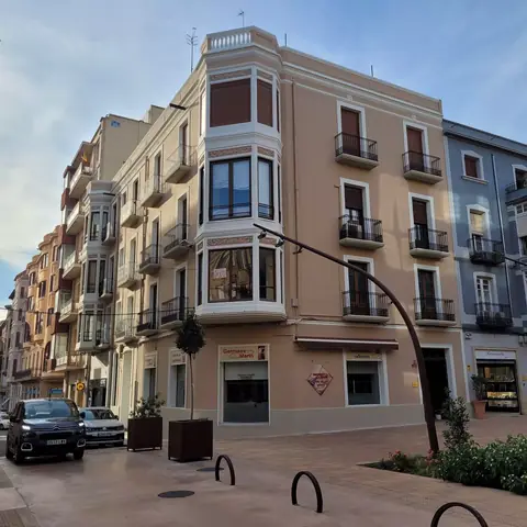 Después: fachada de un edificio de viviendas en esquina con miradores