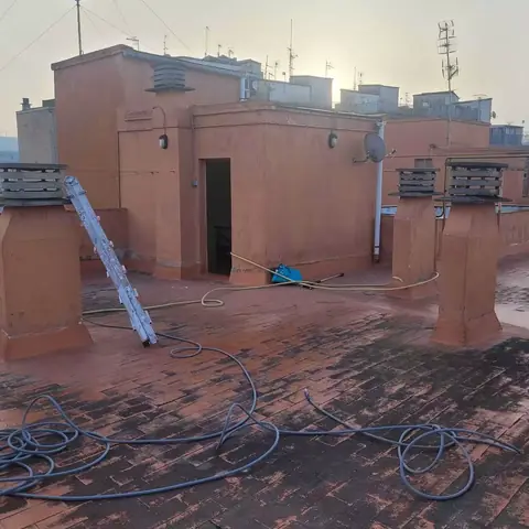 Antes: azotea de un edificio con chimeneas