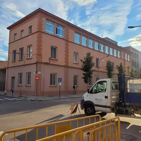 Antes: fachada de un centro educativo de tres plantas