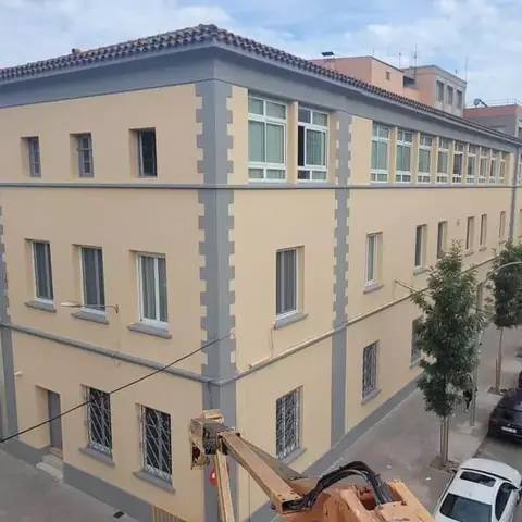 Después: fachada de un centro educativo de tres plantas