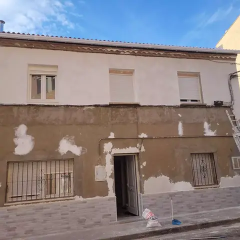 Antes: fachada de una vivienda con el revoco desconchado