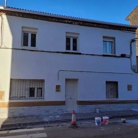 Después: fachada de una vivienda con el revoco desconchado