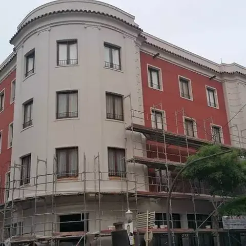 Durante la obra: edificio en esquina con torreón redondeado