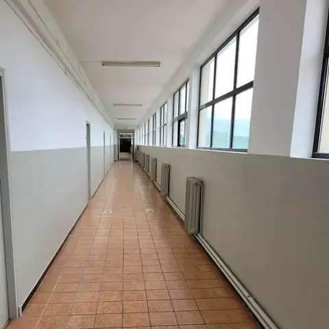 Después: pasillo interior de un centro educativo