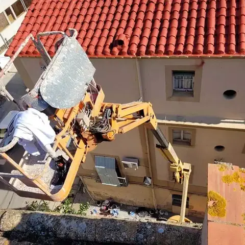 Trabajando desde la cesta: tejado de teja árabe